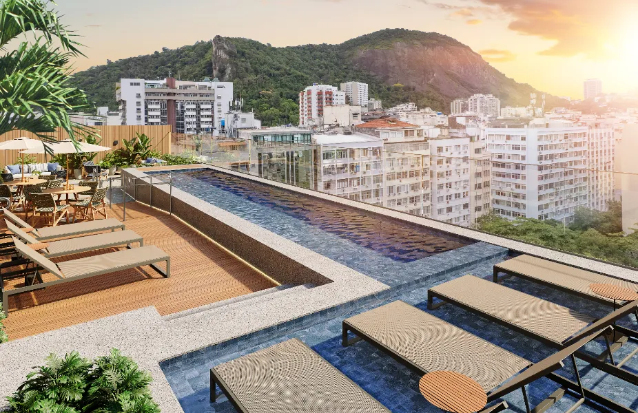 Piscina com deck molhado